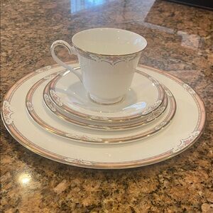 Royal Doulton HARDWICK pattern Fine Bone China 5 pc place setting peach floral